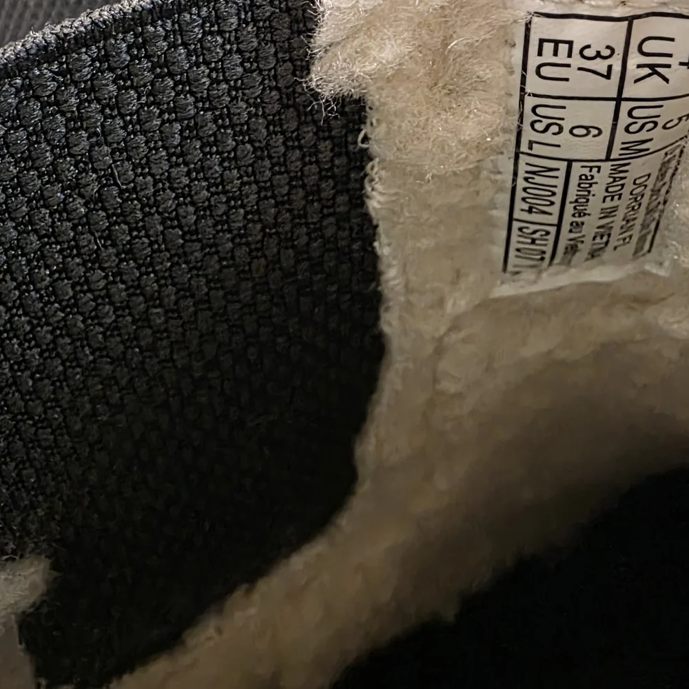 EUC Dr. Martens Black Leather Chelsea Ankle Boots with Shearling Trim